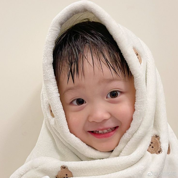 Hãy chiêm ngưỡng hình ảnh này của một em bé trai đẹp như thiên thần. Không thể nhịn được cười khi nhìn thấy khuôn mặt tươi cười và đôi mắt ngây thơ của cậu bé.